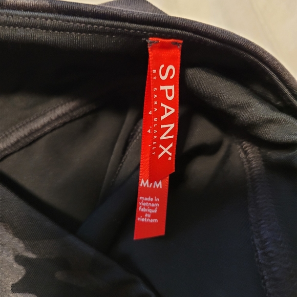 BLACK CAMO SPANX LEGGINGS - Picture 10 of 10